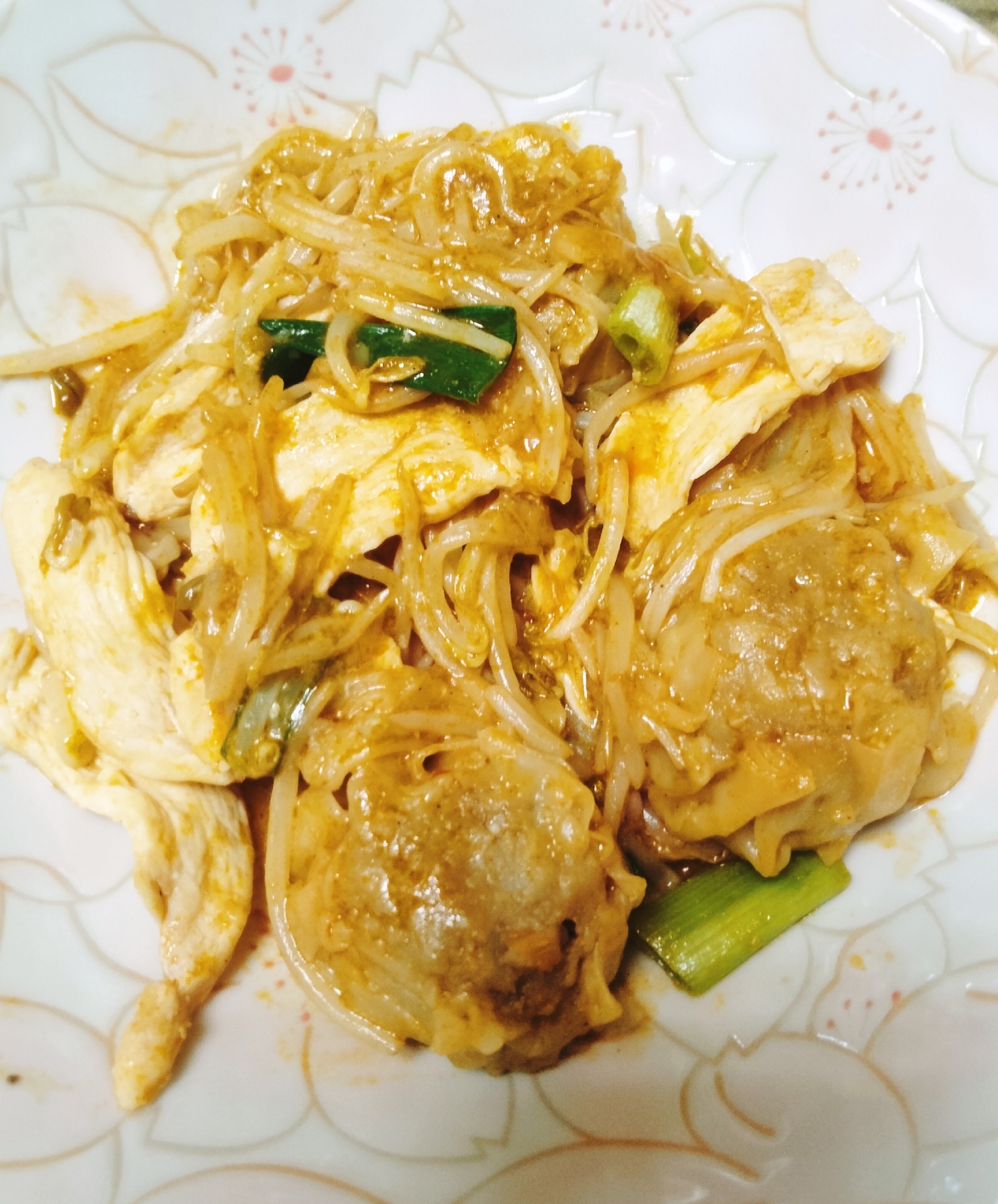 焼売と鶏胸肉とモヤシと葱のチリソース煮