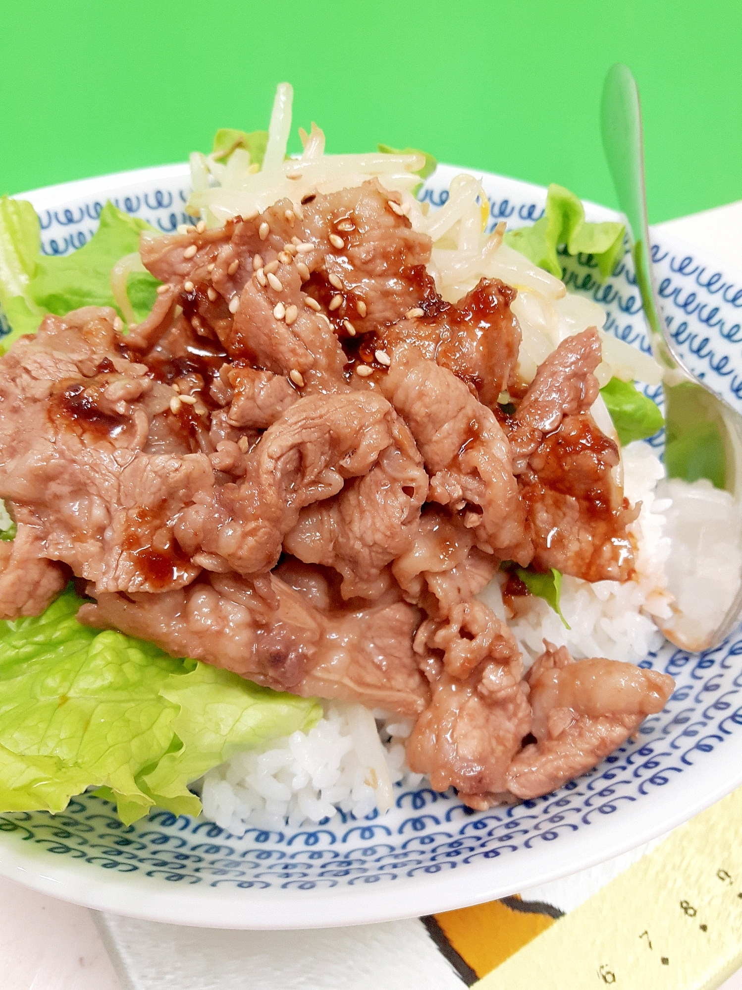 子供が喜ぶ！もやしナムルと牛肉の焼き肉ダレ焼き丼♪