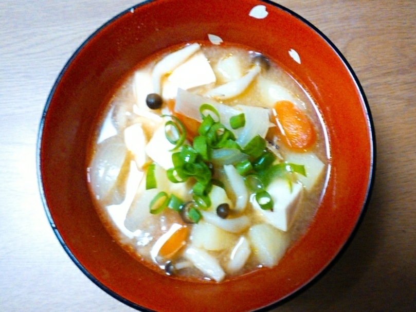 シメジとじゃが芋と豆腐の味噌汁