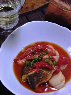 白い洋風皿に盛りつけられたスズキの地中海トマト煮