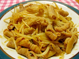 ご飯がススム！モツともやしのピリ辛炒め