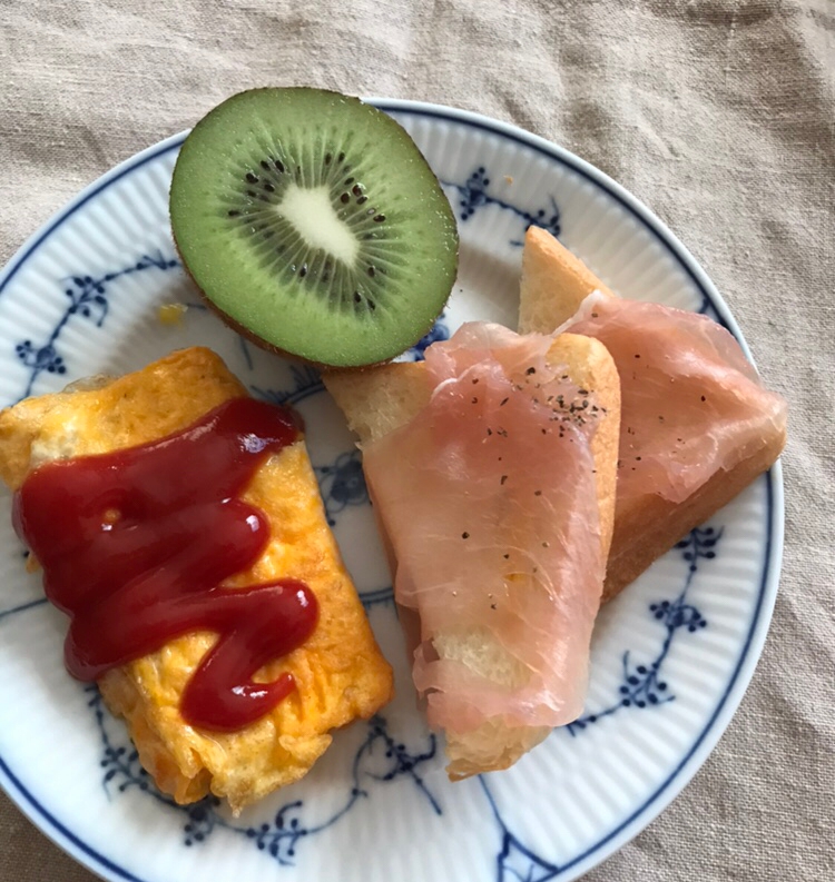 生ハム巻きトーストとケチャップ卵焼きの朝ごはん