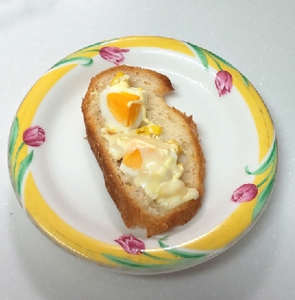 胚芽パンの卵とコーンのチーズトースト