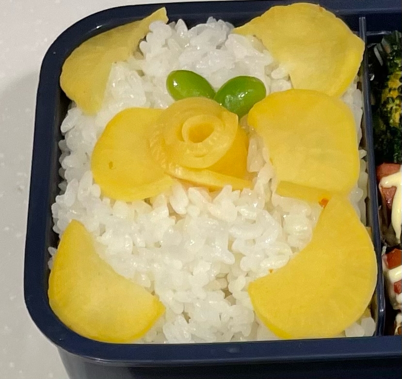 可愛いお弁当(たくあんの花)