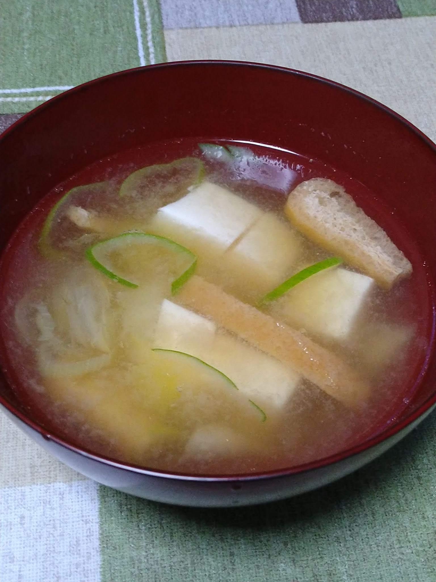 豆腐と味付き揚げの味噌汁