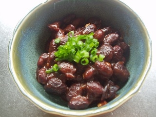 大豆でなくて黒豆を茹でてケチャップ煮でチューブのにんにくが無かったので刻んだにんにく加え青ネギを乗せました。