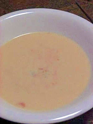 きれいな色のニンジンスープ