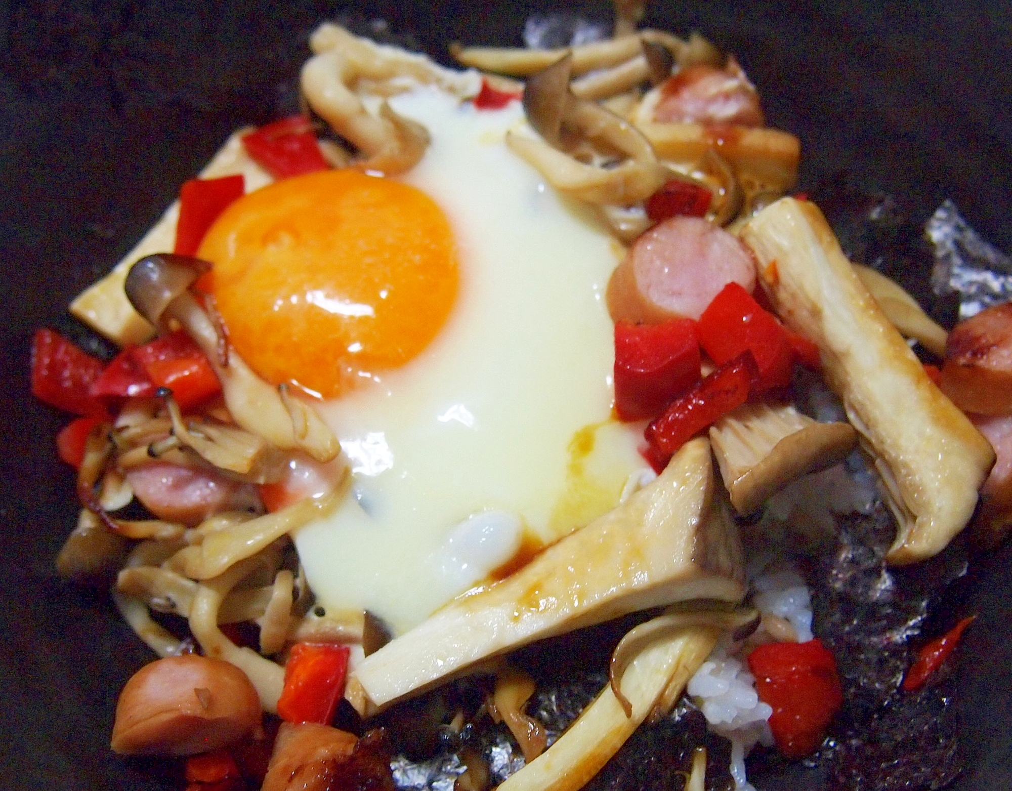 雑穀ごはんで♪きのことパプリカソーセージの目玉焼丼