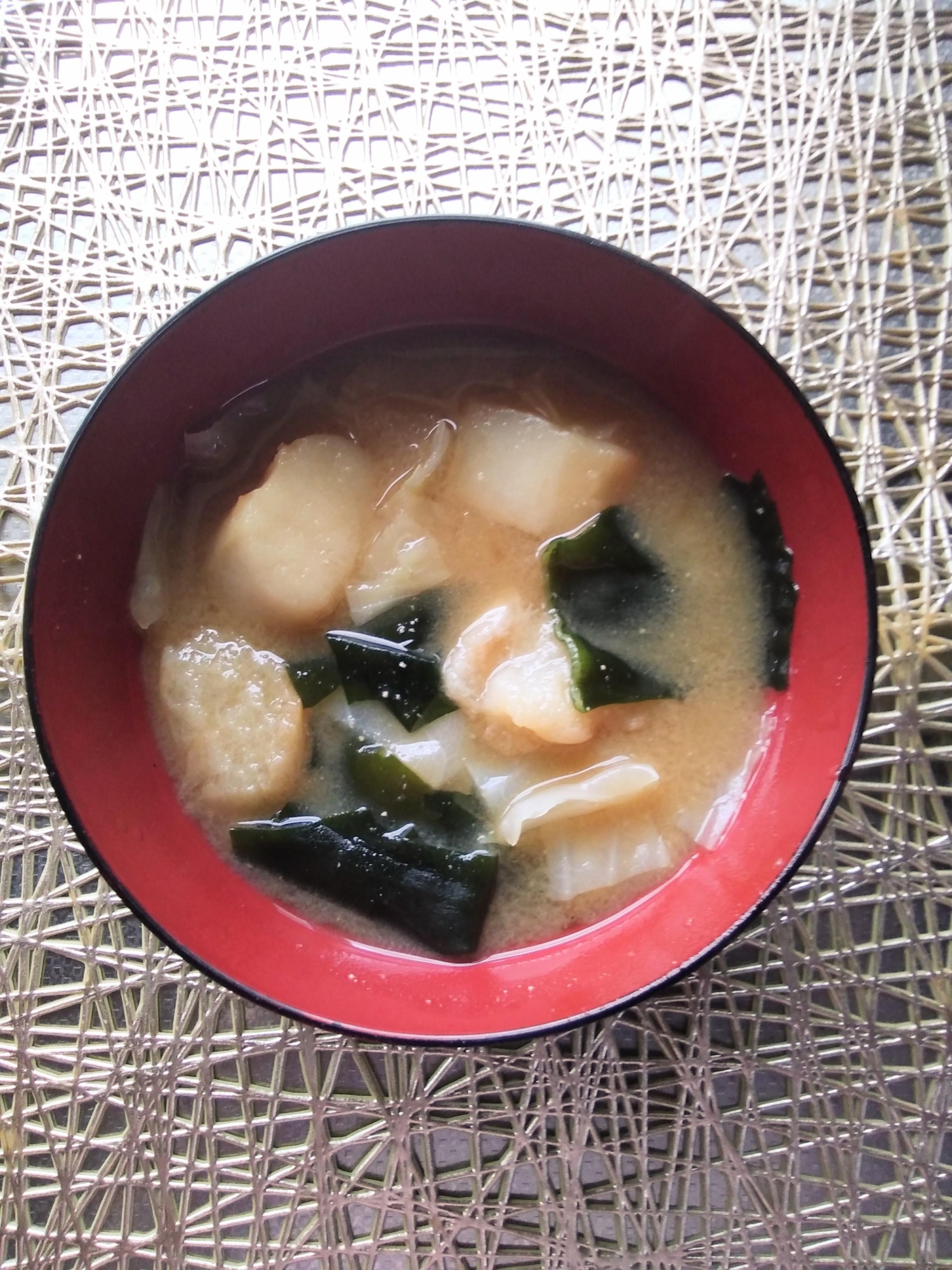 キャベツと麩とわかめの味噌汁