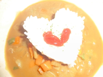 残業旦那君～帰ってから少し食べたい～というのでハートカレー♥
お疲れですから、たまには（＾ｍ＾）ハートにしておいてあげよう♪
ホヌさんご馳走様ね★