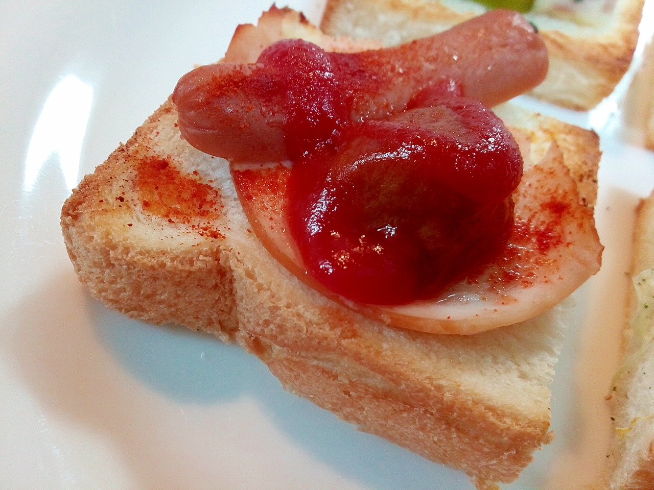 サラダチキン・ウインナー・ミートボールのトースト