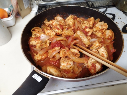 白ワインなし、バジルなしでつくりました。味が薄くなると思い、塩コショウを多めに鶏肉にかけておきました。母に味見させたところ美味しいとの評価をいただきました。