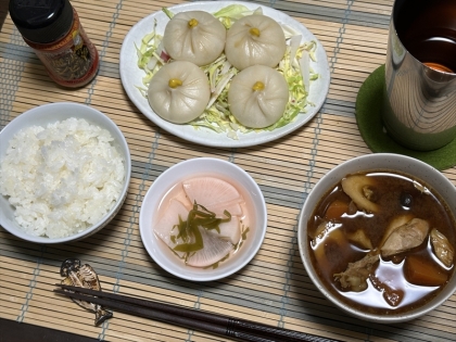 市販の小籠包だけチンするよりもこうして、お野菜しいたらポン酢と共に一緒にざくざくヘルシアですね♪生野菜加えて立派に手作り気取りでエヘンできたよドウモゴチ様！