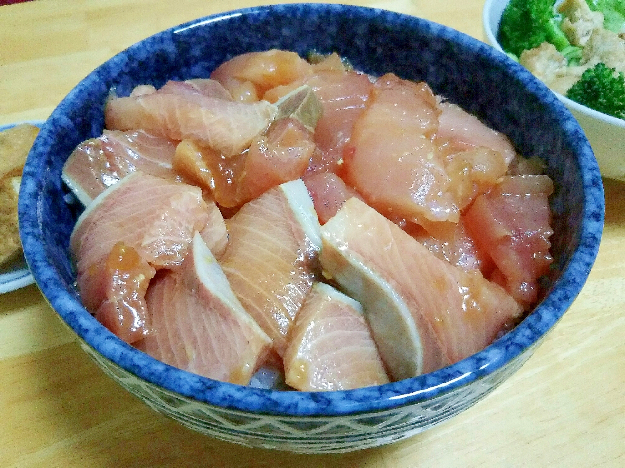 豪快に♪ぶりとマグロの漬け丼