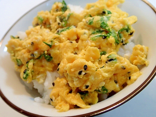 大葉と黒胡麻の卵炒め丼