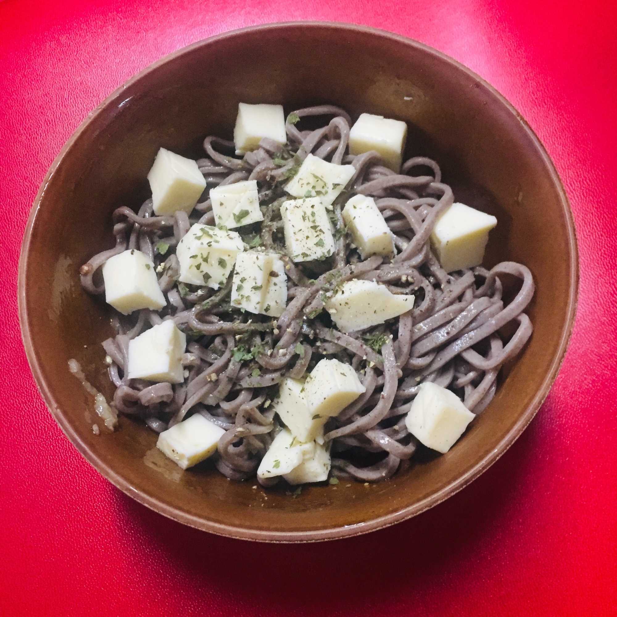 モッツァレラチーズで蕎麦ペペロンチーノ