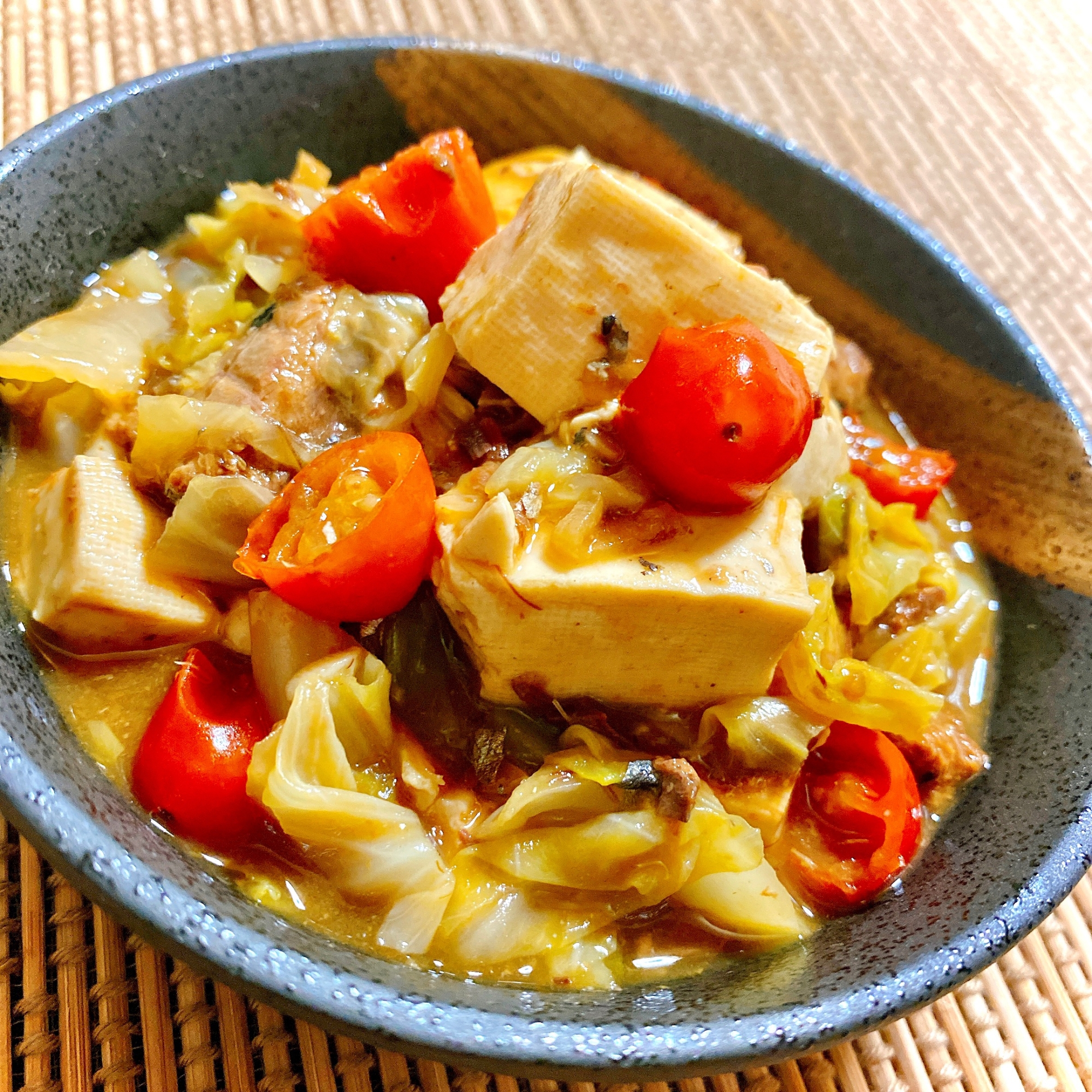 さば味噌缶で★キャベツとトマトのくったり煮