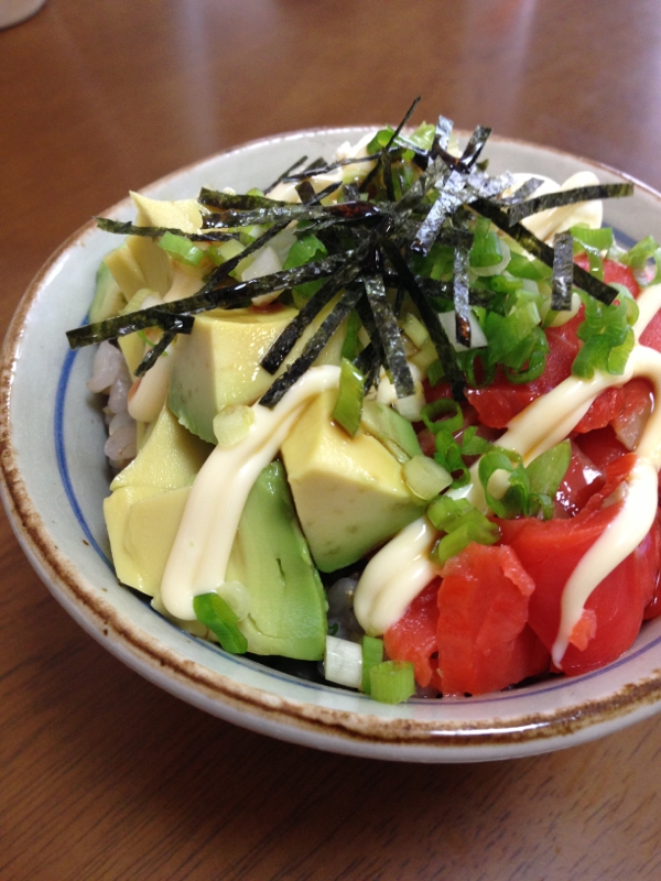 スモークサーモンとアボカドとクリームチーズのマヨ丼