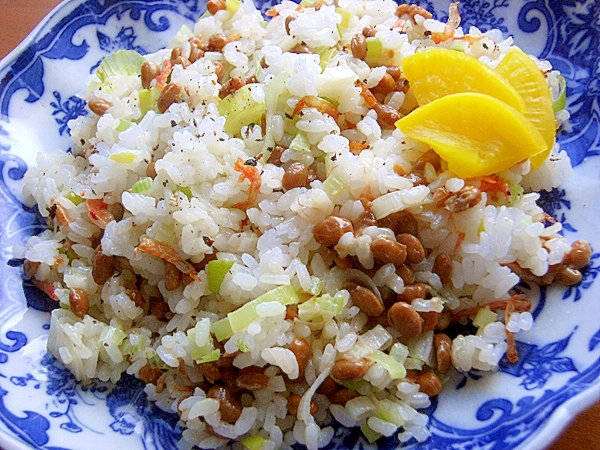 小エビ&ネギたっぷり❤納豆チャーハン♪(沢庵添え)