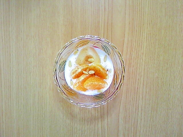 オレンジ、洋梨、松の実のヨーグルト