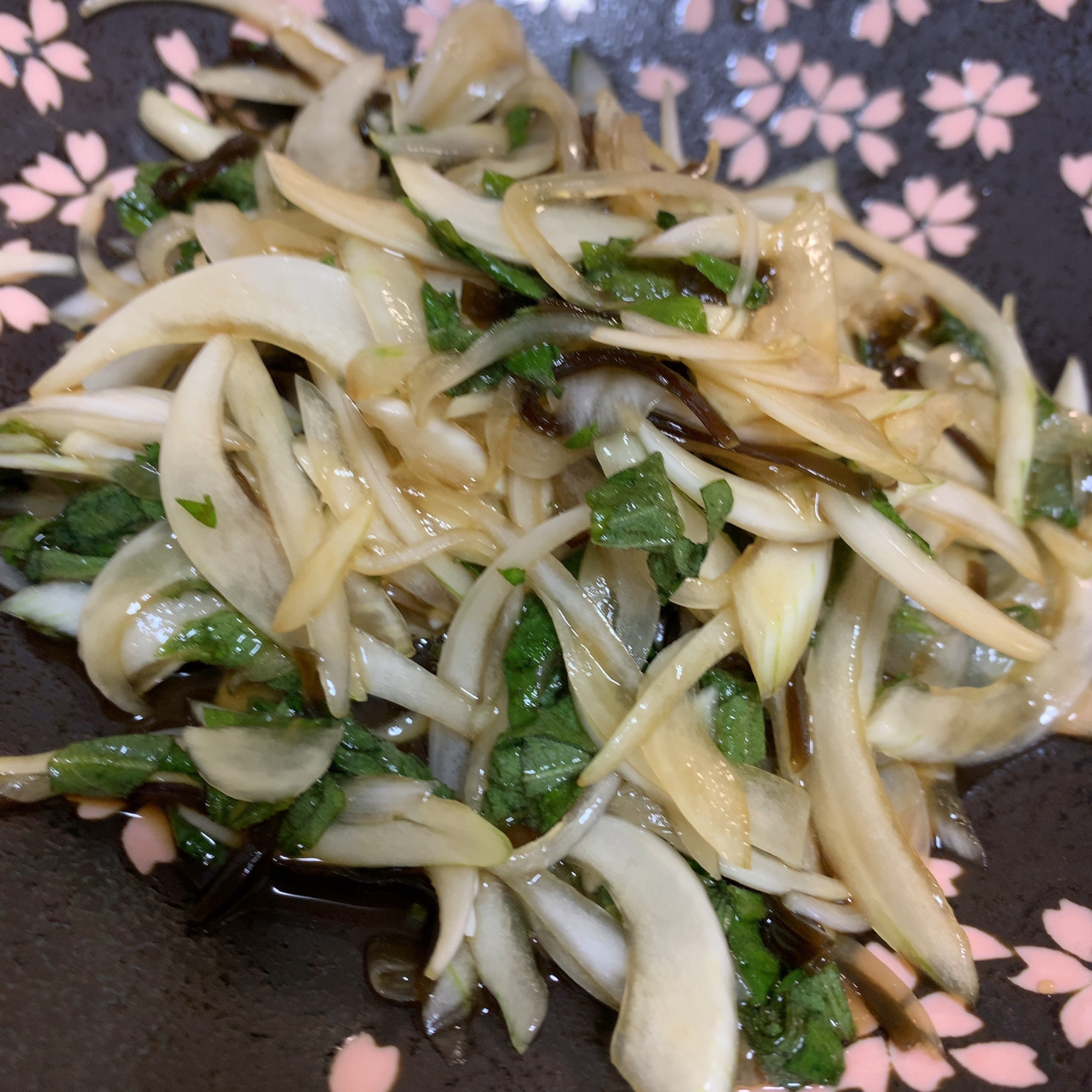 大葉と塩昆布で風味付け♬新玉ねぎサラダ