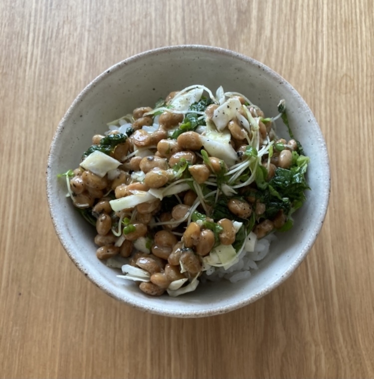 青じそとスプラウト、キャベツの納豆丼