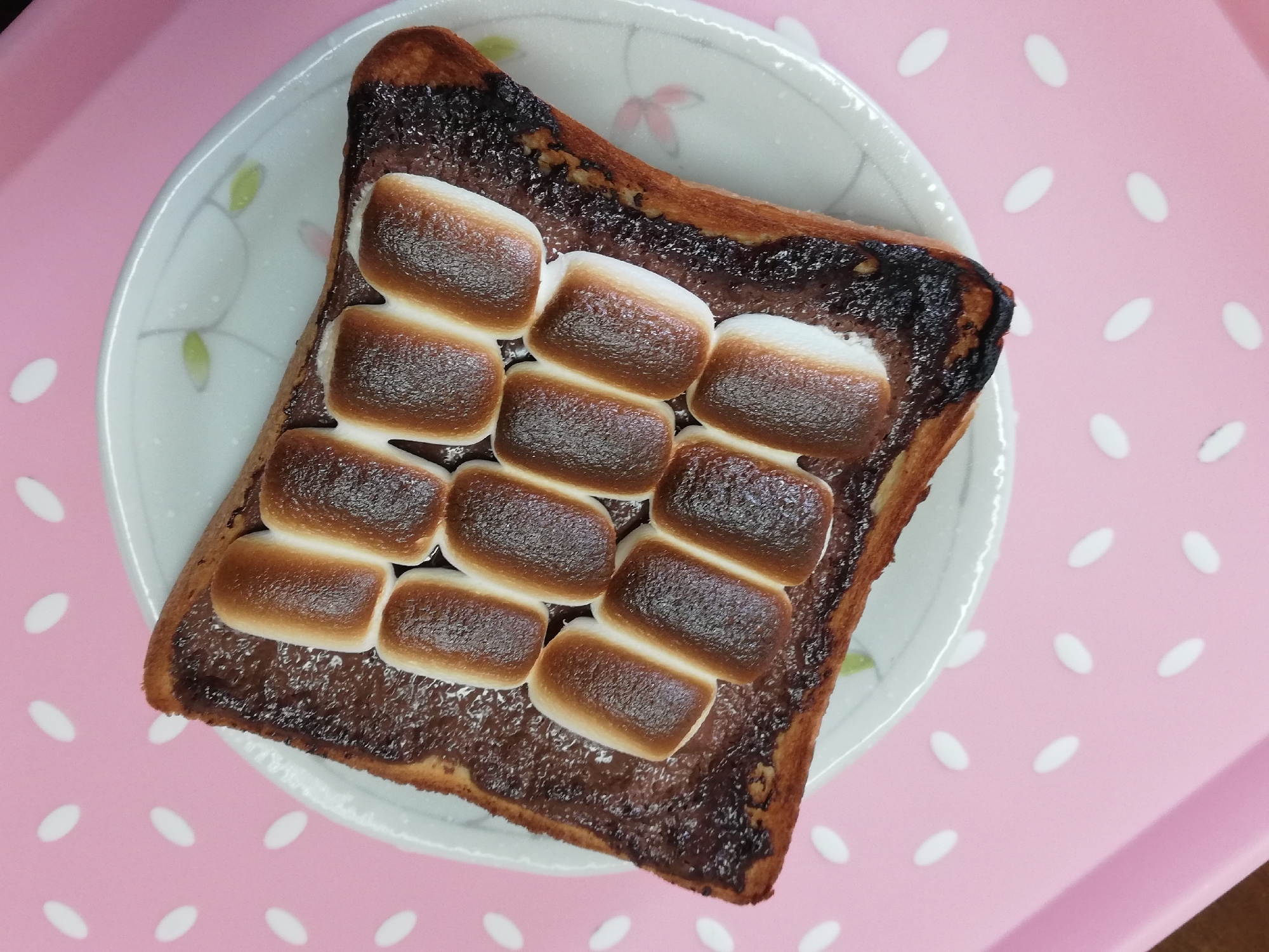 チョコとマシュマロ乗せトースト