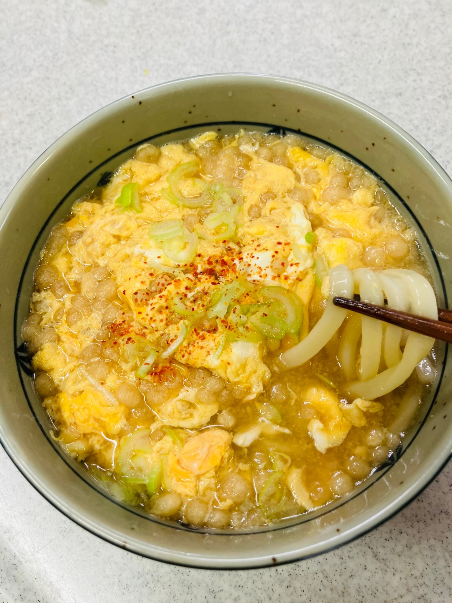 お昼に簡単♪天かす入りふわふわ卵とじうどん