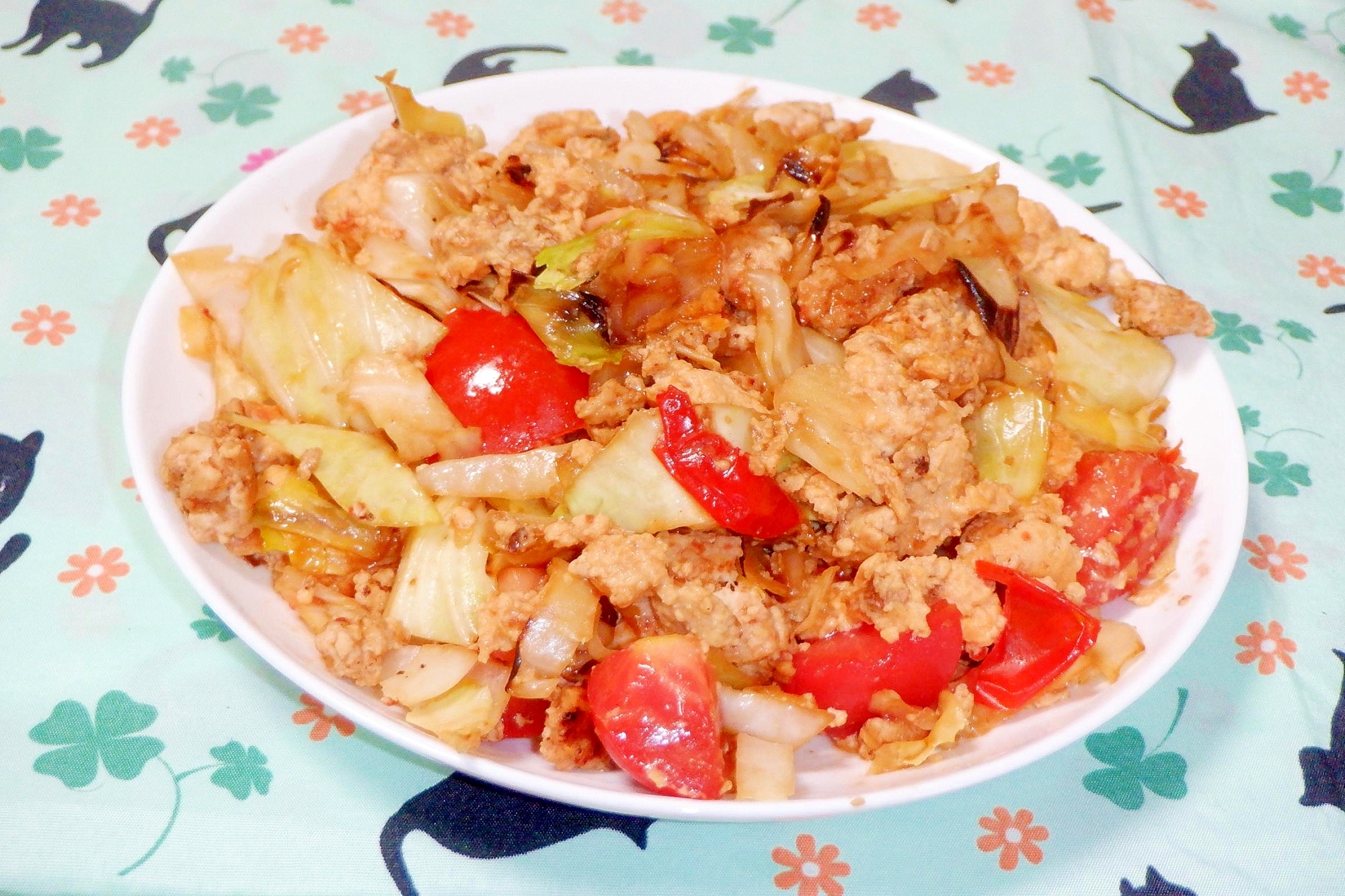 キャベツとトマトと鶏挽肉のピリ辛卵炒め