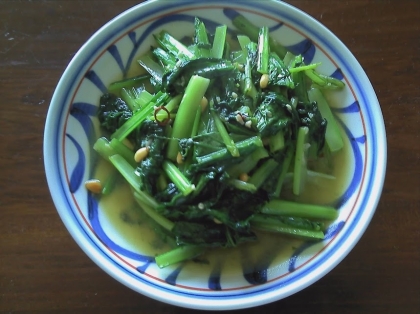 塩麹は野菜炒めにも合うんですね〜。塩麹とお醤油での味付けなのに、ごま油＆松の実を使用しているからか、やや中華風の味に仕上がっていて驚きました。おいしかったです。