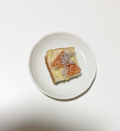 トマトとしらすのピザトースト