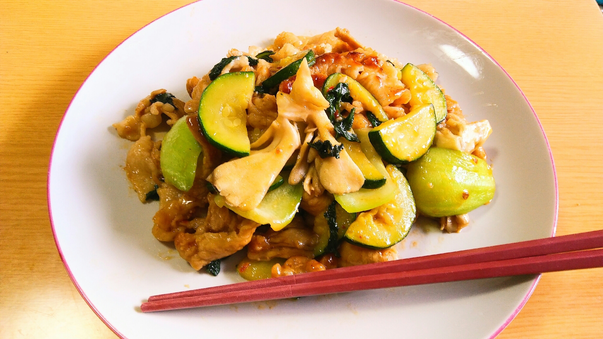 白色の皿に盛られた豚肉とズッキーニとまいたけの豆板醤マヨ炒め