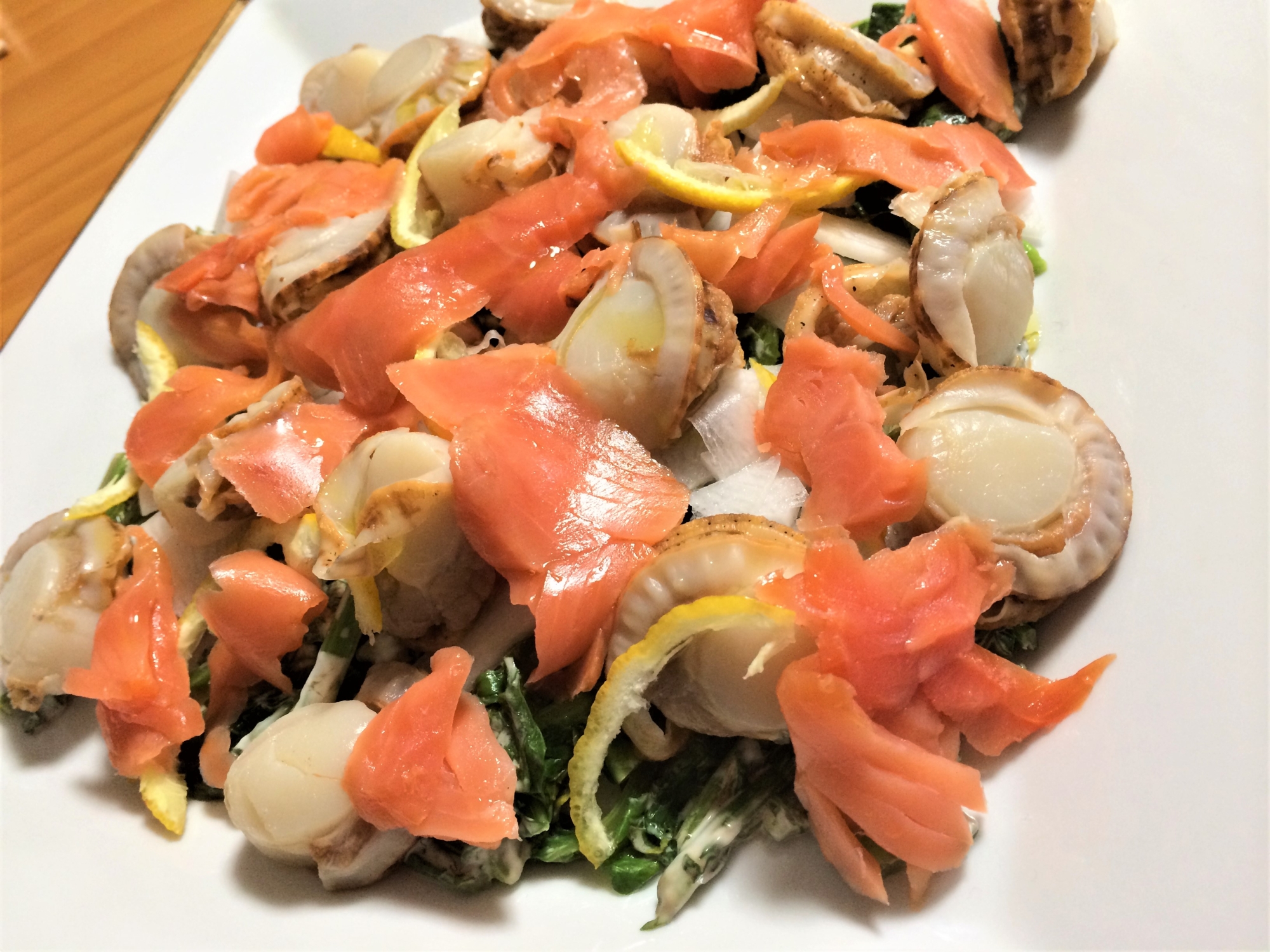 スモークサーモンと帆立の海鮮サラダ