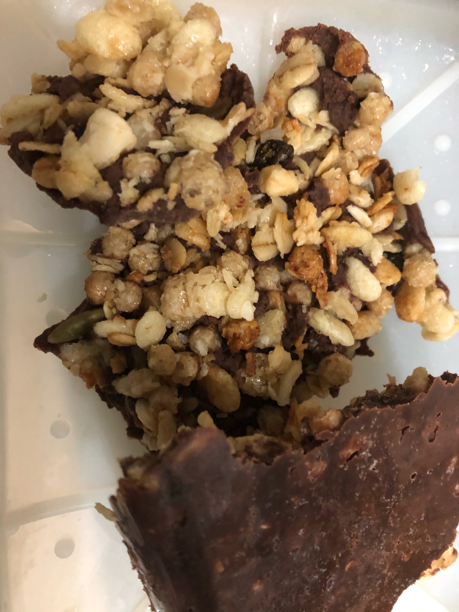 チンして混ぜて入れるだけ！グラノーラチョコ