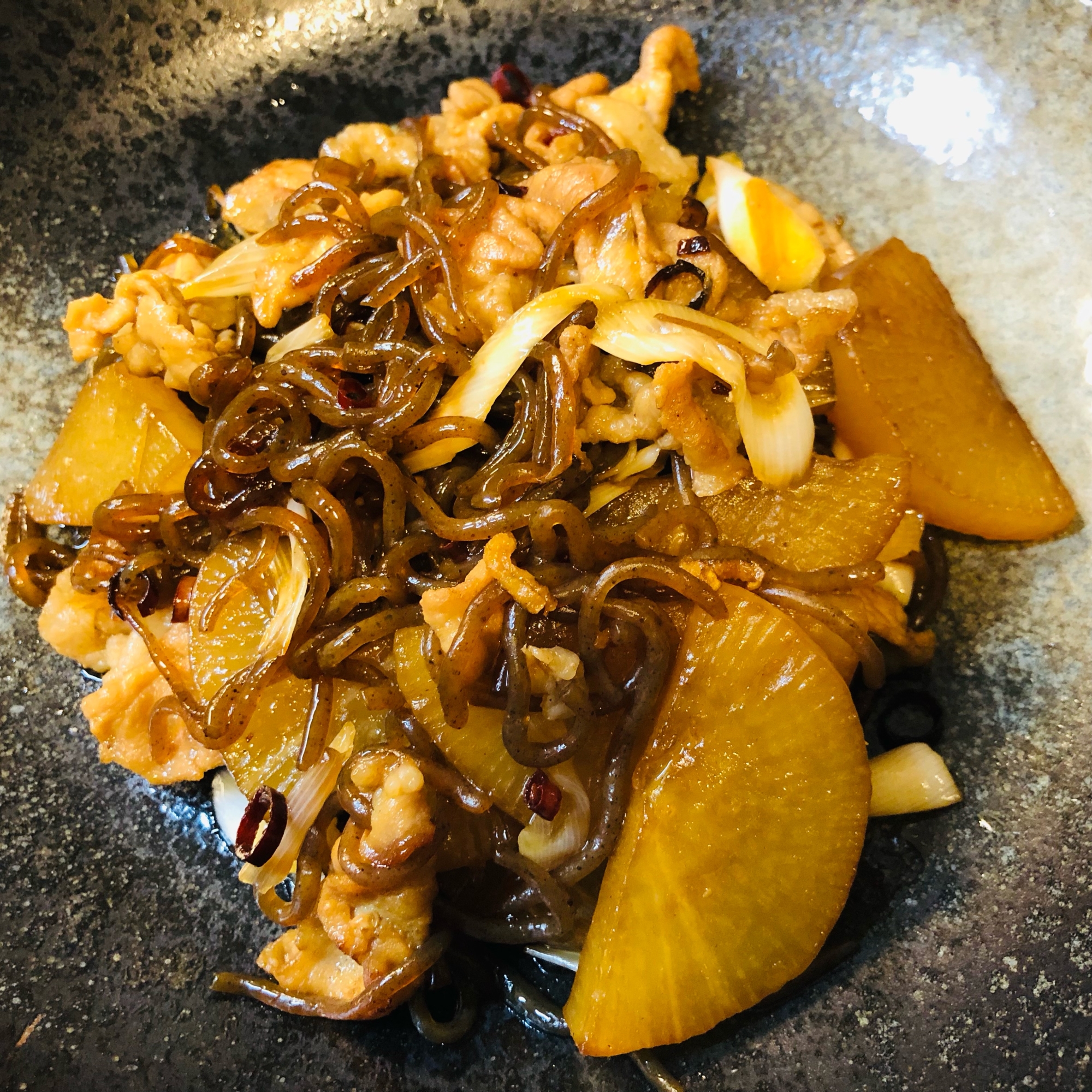 大根と豚肉と糸蒟蒻のピリ辛煮☆