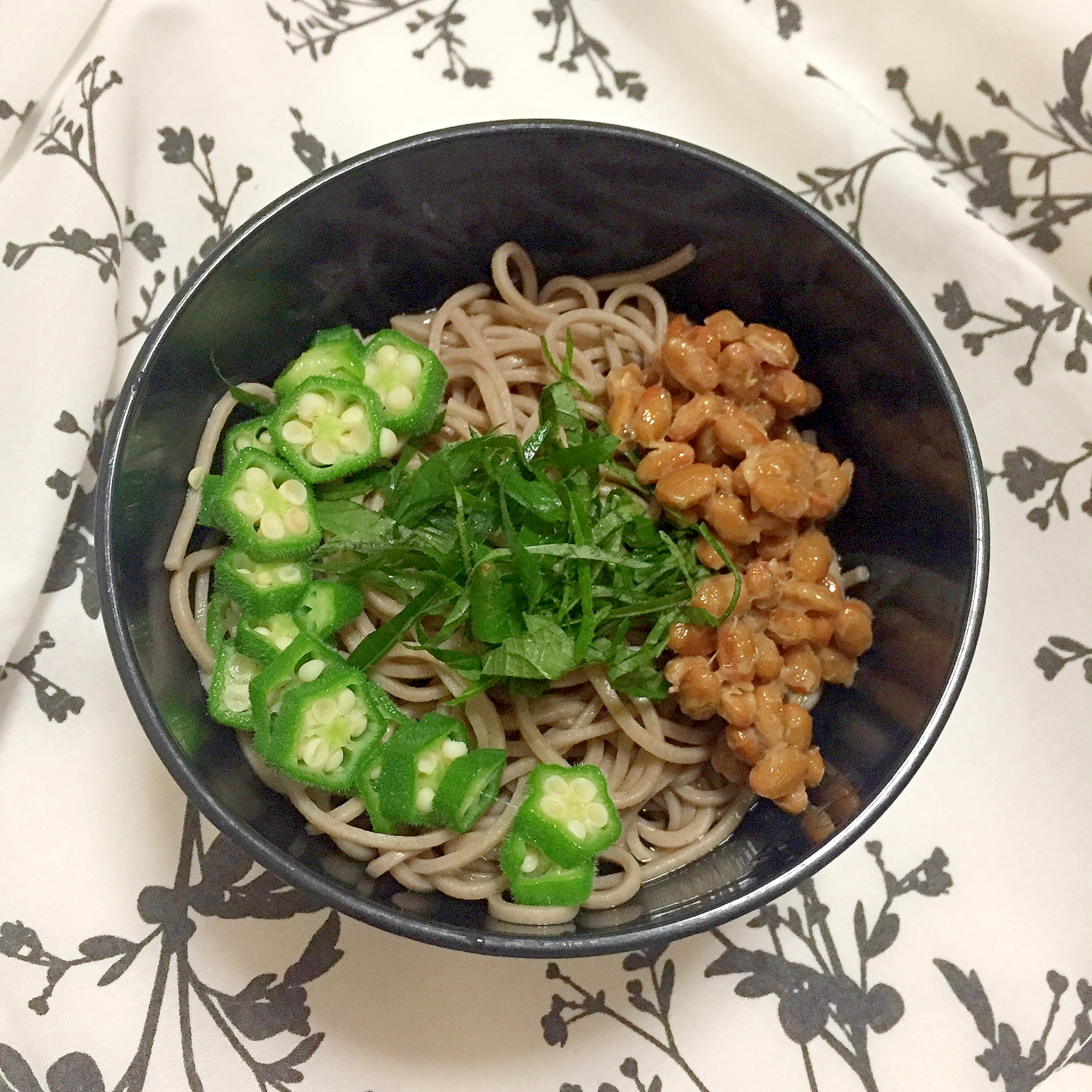 オクラと納豆と大葉の冷やしお蕎麦♪