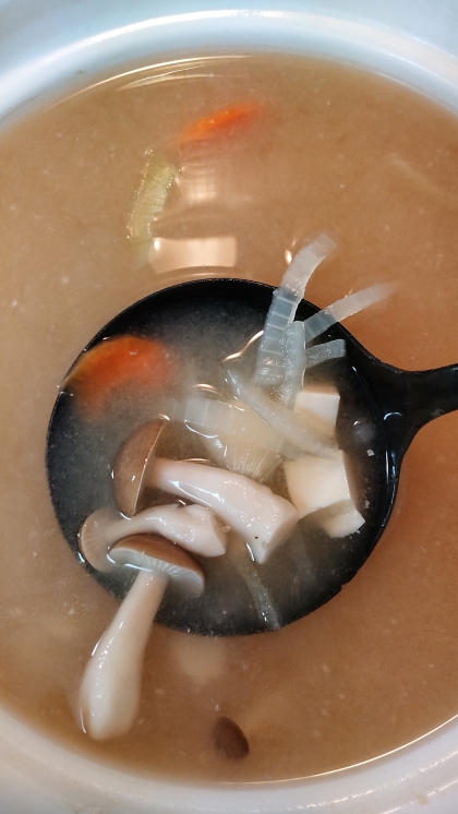豆腐と人参と玉ねぎとしめじの味噌汁