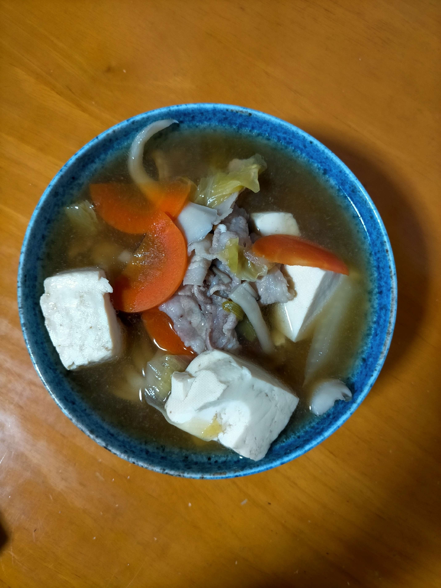 豚バラ肉と豆腐と長ネギと人参と白菜とキノコの汁物