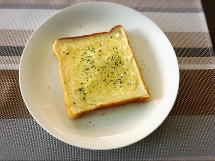 バケットじゃないんですけど.( •́ .̫ •̀ )簡単で美味しいガーリックトーストが出来て朝から幸せです♡休みの日また作ります♡