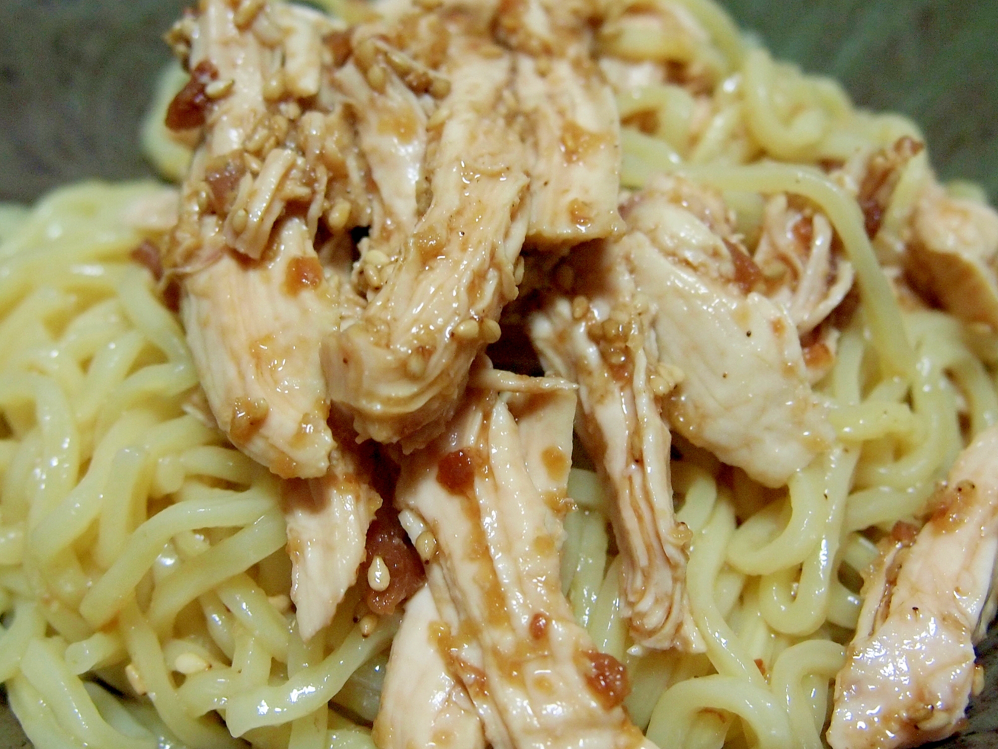 梅とごまだれの冷やし鶏麺