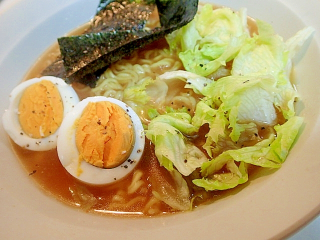 インスタントで　レタスとゆで卵の味噌ラーメン