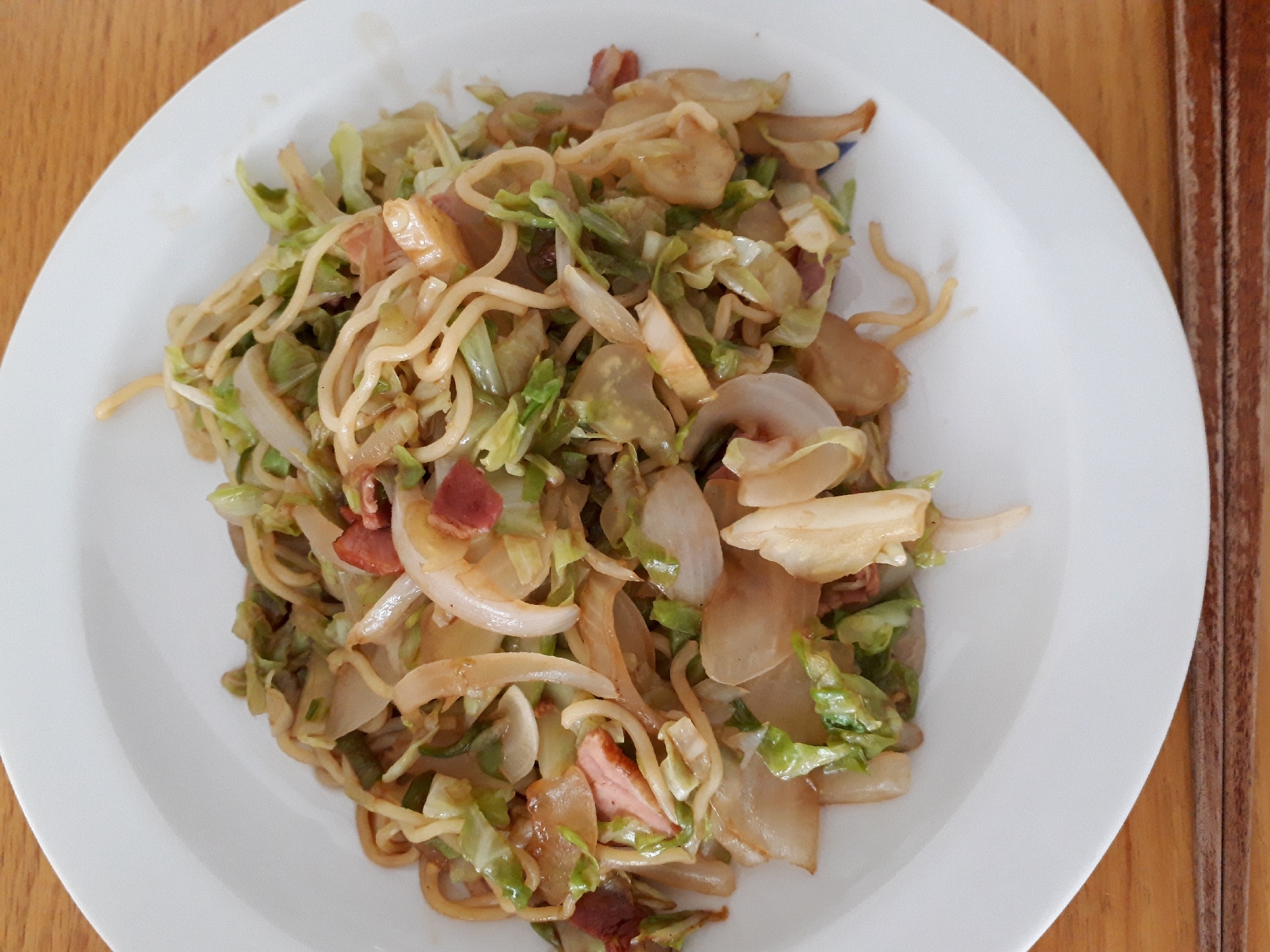 だし入り野菜とベーコンの焼きそば