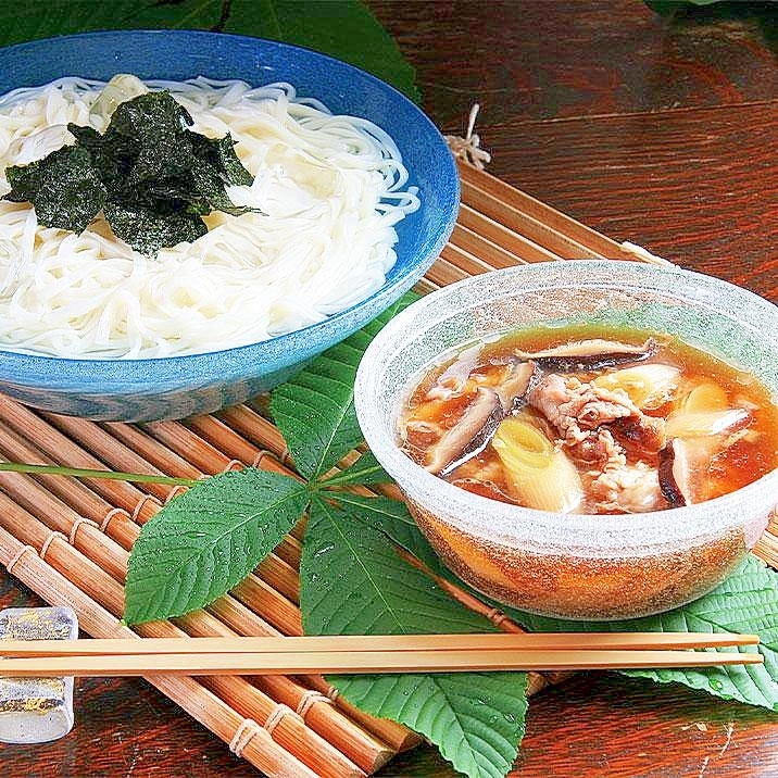 「かき醤油」が決め手！アツアツつけ麺