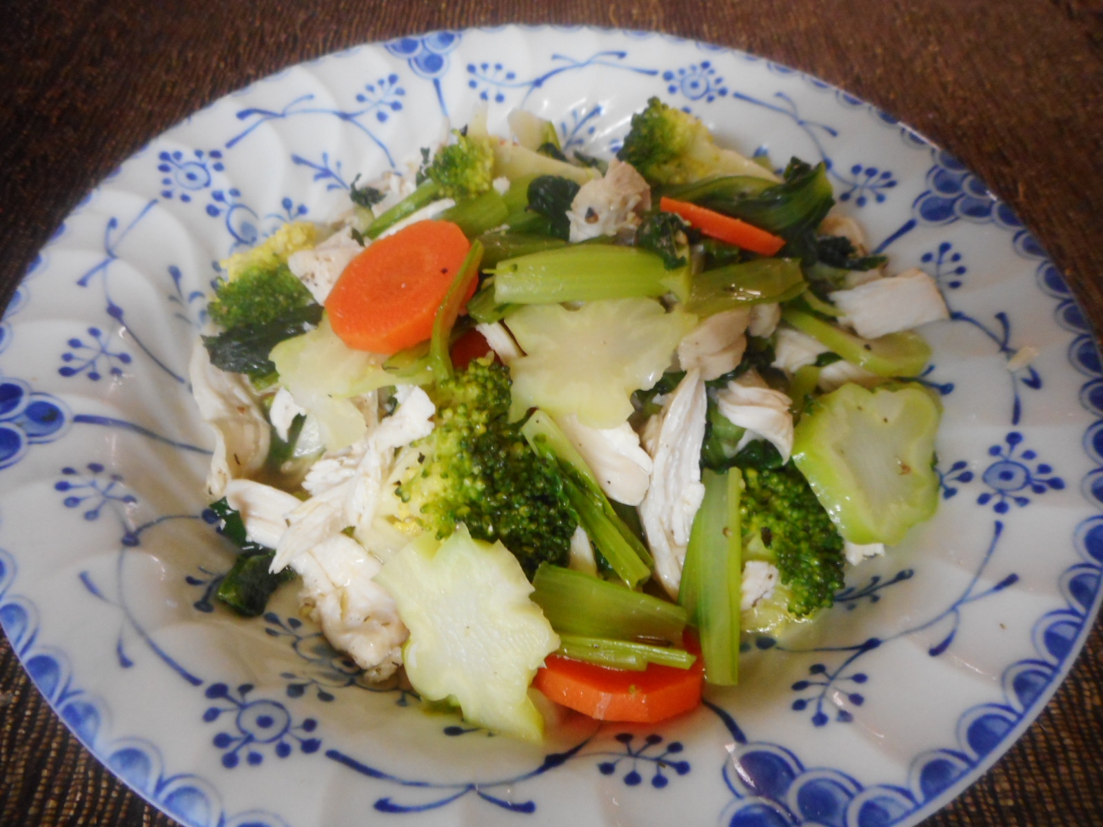 小松菜、ブロッコリー、サラダチキンのホットサラダ