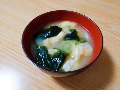 わかめと油揚げとみょうがネギの味噌汁