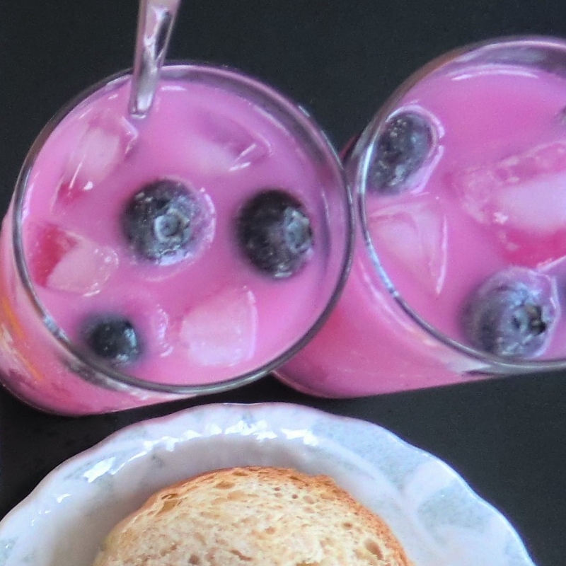 簡単おやつ いちごカルピスソーダ ブルーベリー添え レシピ 作り方 By R Chibico 楽天レシピ 簡単おやつ いちごカルピスソーダ ブルーベリー添え レシピ 作り方 By R Chibico 楽天レシピ