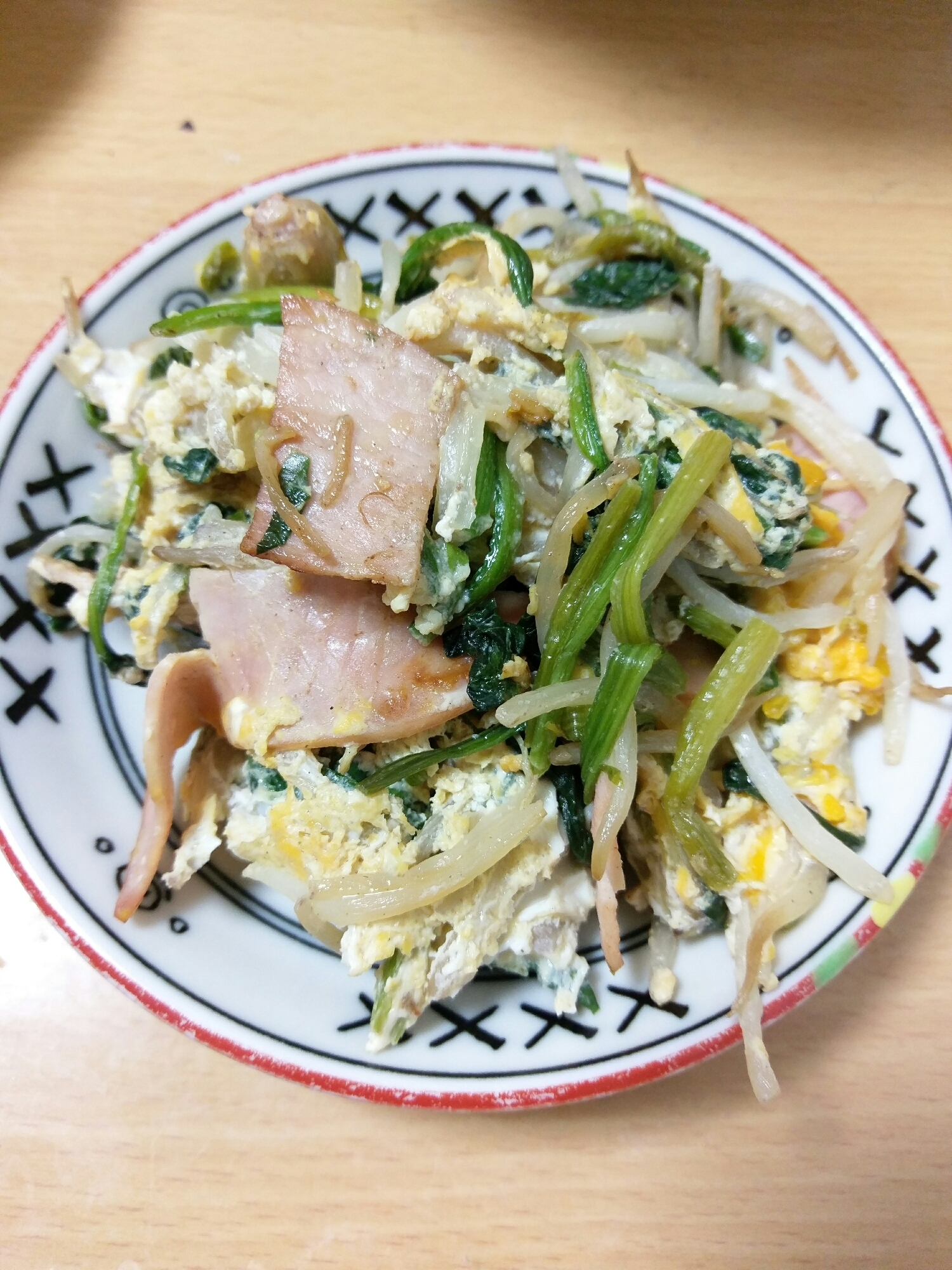 簡単で美味しいメイン料理！ハムとほうれん草の卵とじ