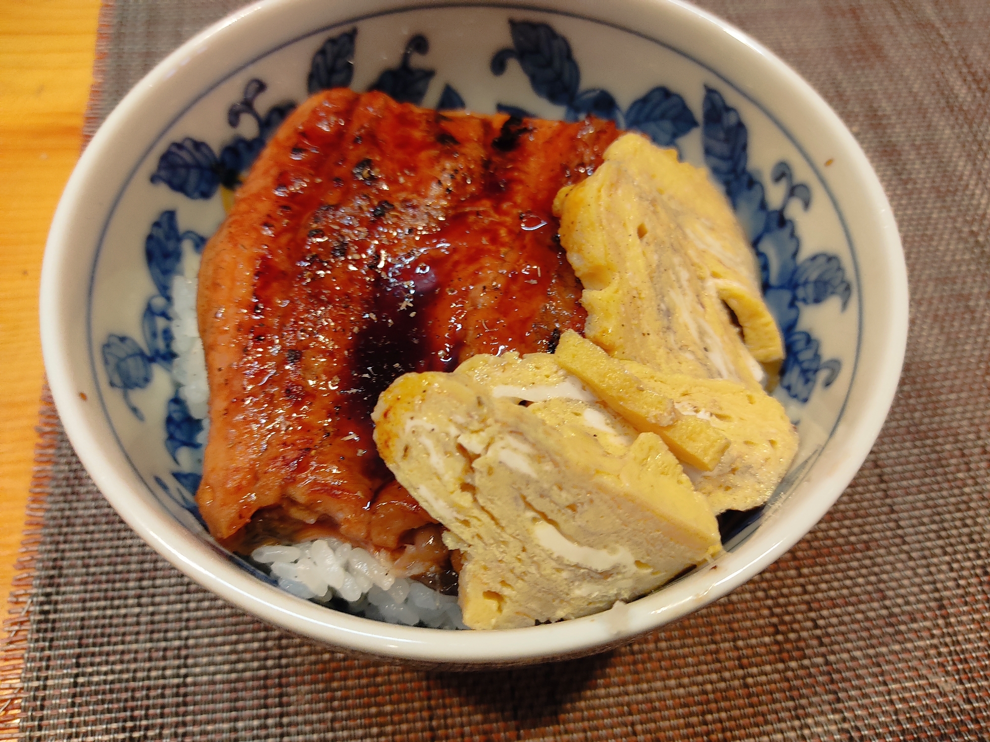 うな丼に合うだし巻き卵と鰻蒲焼き丼