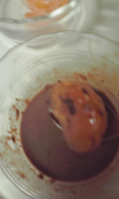 汚い写真でスイマセン。デコポンないので　冷凍しておいたみかんで作りました。温めた牛乳にチョコ入れて溶かしてみたのですが　甘いチョコと柑橘系合いますね♪
