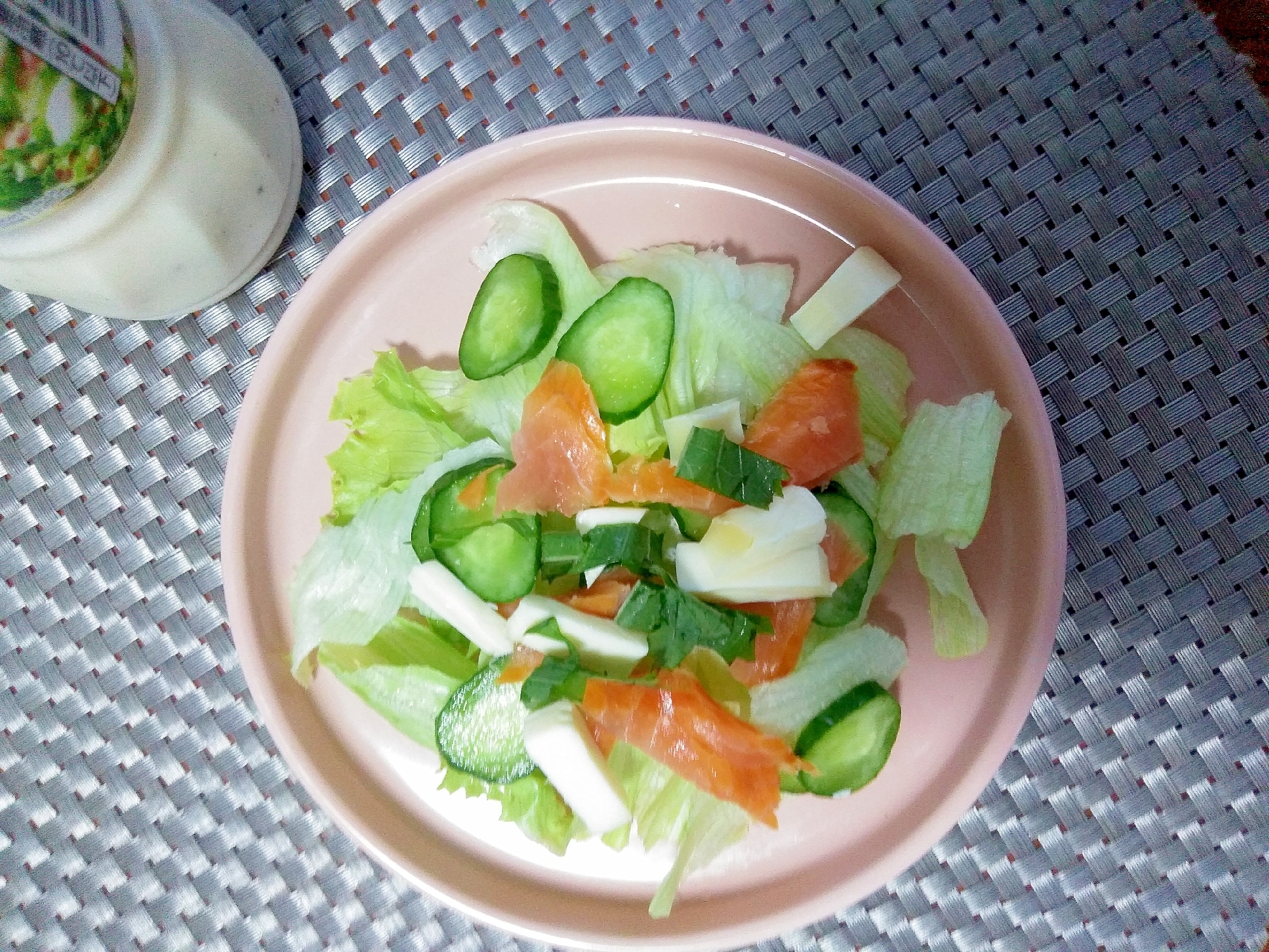 スモークサーモンの野菜サラダ